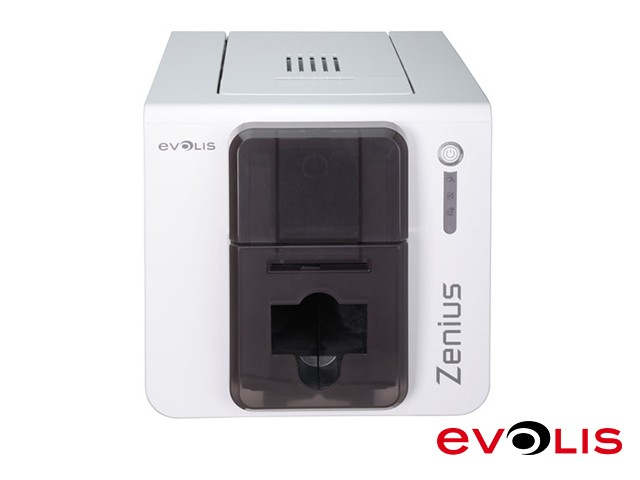 Ön tarafta koyu gri çıkış tepsisi ve güç düğmesi bulunan beyaz Evolis Zenius kart yazıcısı.
