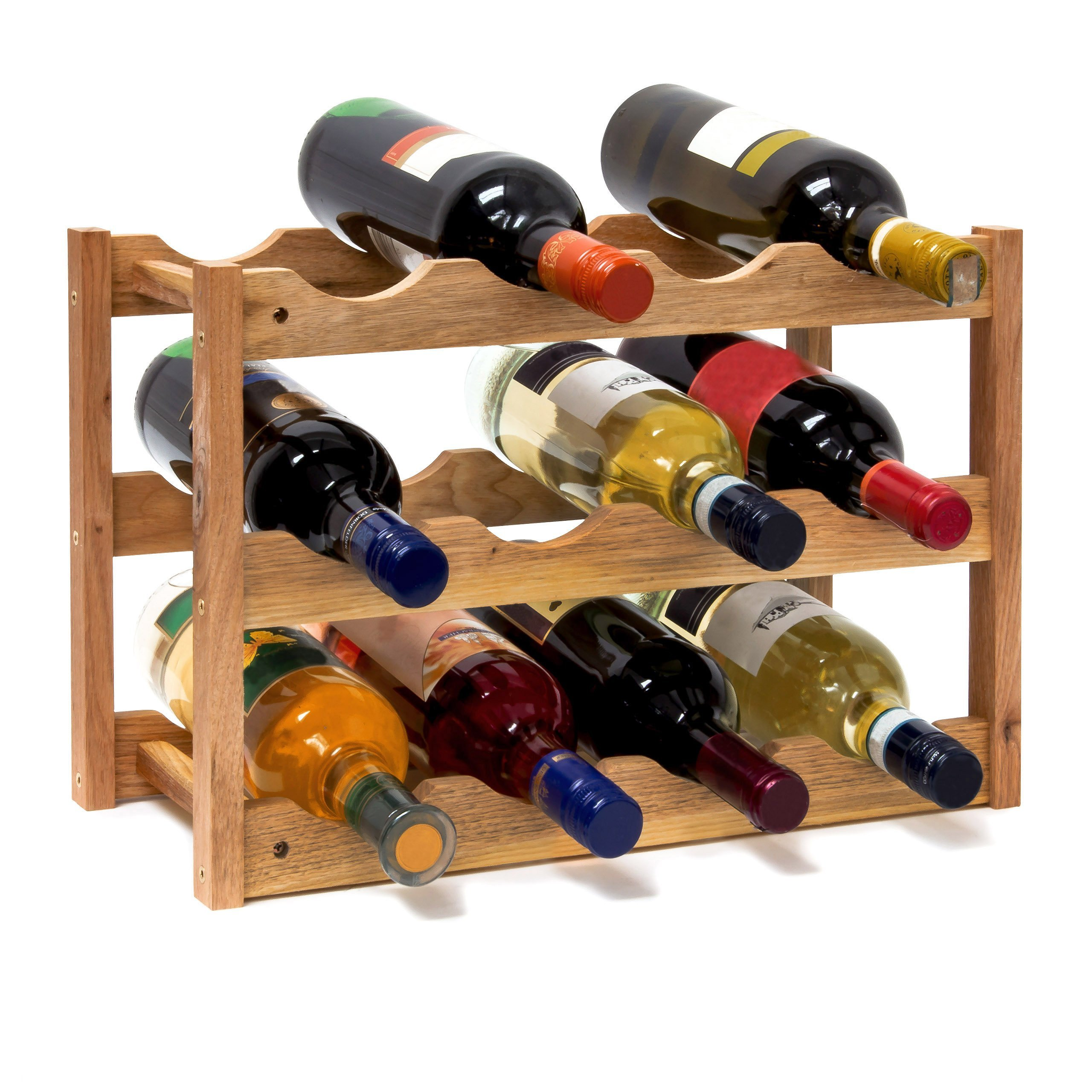 Ein hölzernes Weinregal mit acht verschiedenen Weinflaschen auf drei Ebenen vor einem weißen Hintergrund.