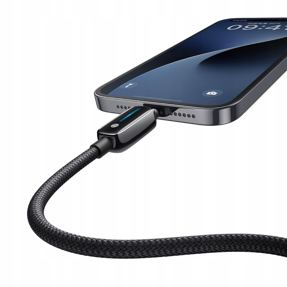 Un cavo di ricarica intrecciato nero è collegato alla porta inferiore di uno smartphone.