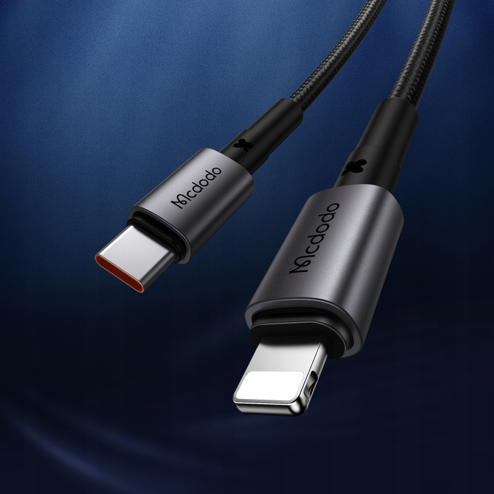 Due cavi di ricarica intrecciati con logo Mcdodo, un connettore USB-C e uno Lightning, su sfondo blu.