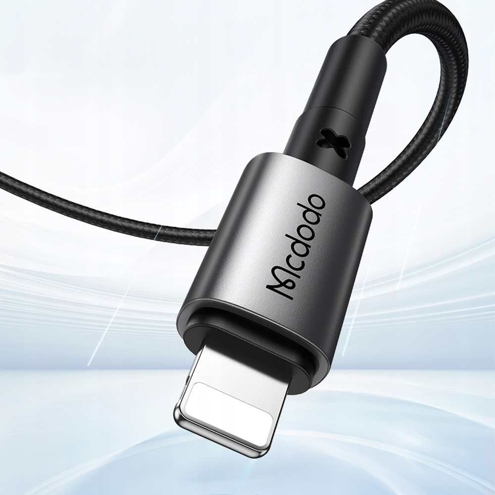Un connettore per cavo Lightning Mcdodo grigio con cavo intrecciato nero su sfondo chiaro.