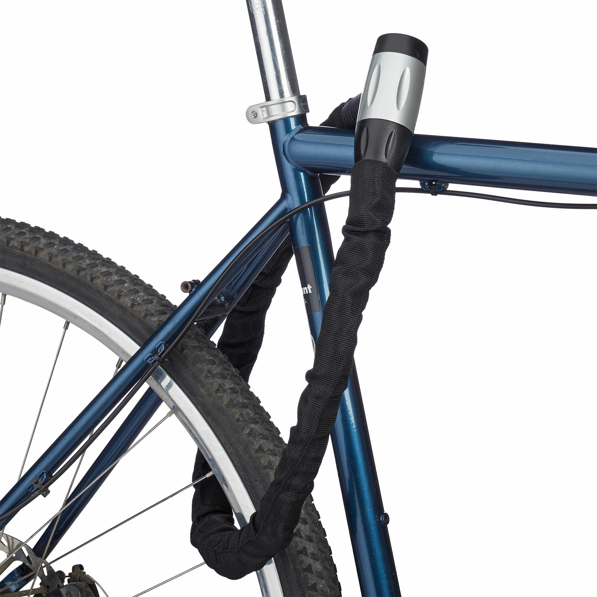 Ein dicker schwarzer Fahrradschloss-Kettenschutz ist um den blauen Fahrradrahmen und das Hinterrad gewickelt.