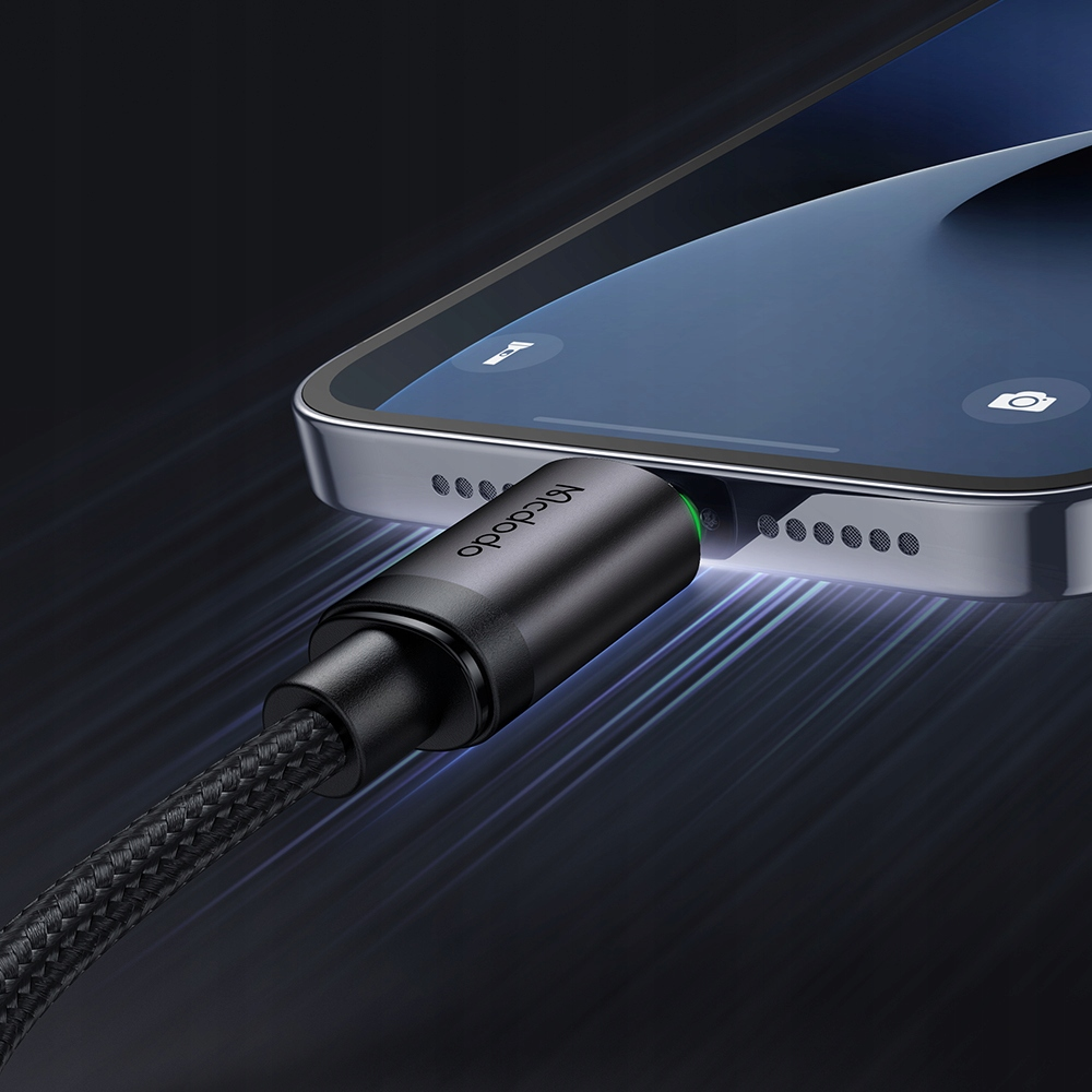 Un cavo di ricarica intrecciato nero è collegato alla porta inferiore di uno smartphone.
