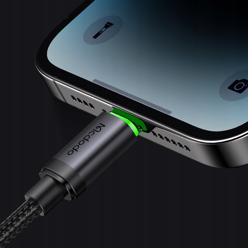Un cavo di ricarica grigio con un anello verde luminoso è collegato alla porta di uno smartphone.