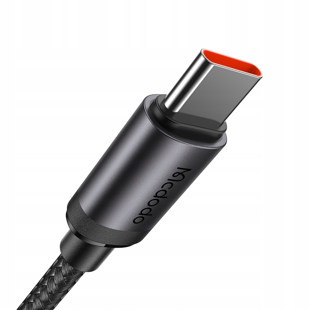 Un connettore USB-C argentato con custodia nera e dettaglio rosso su un cavo intrecciato su sfondo bianco.