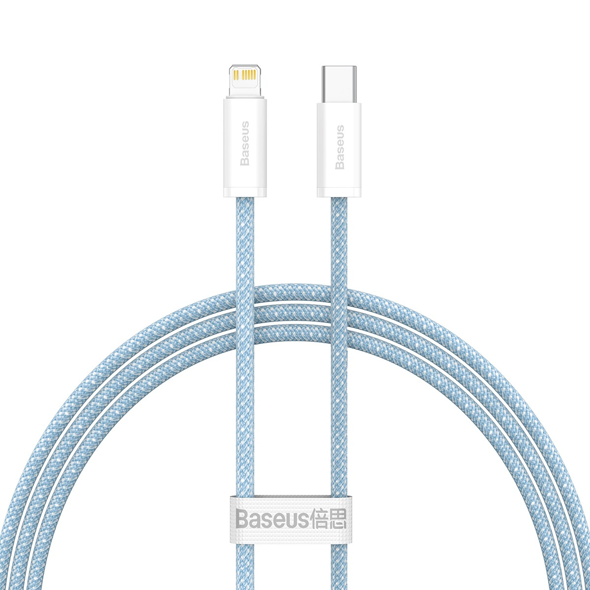 Un cavo intrecciato azzurro da USB-C a Lightning con connettori bianchi su sfondo bianco.
