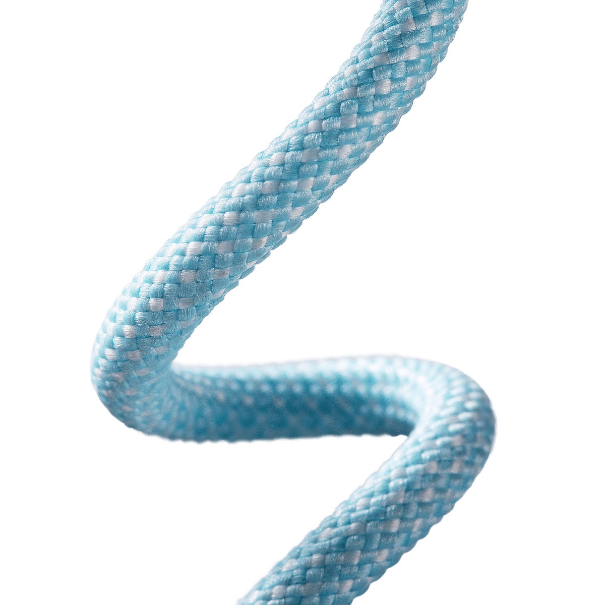 Una corda intrecciata azzurra e bianca si torce a spirale su sfondo bianco.