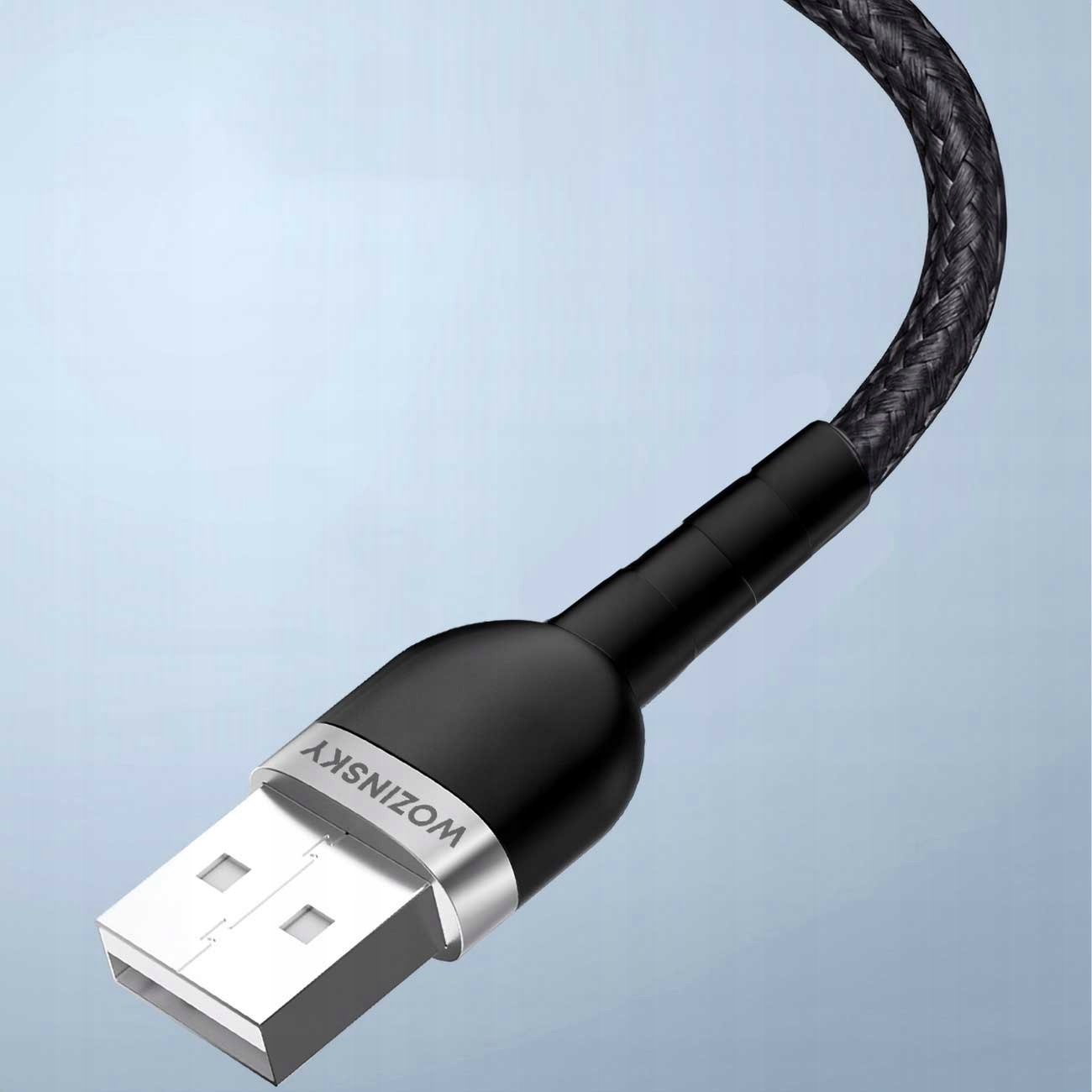 Un cavo USB intrecciato nero con connettore in metallo su sfondo azzurro.