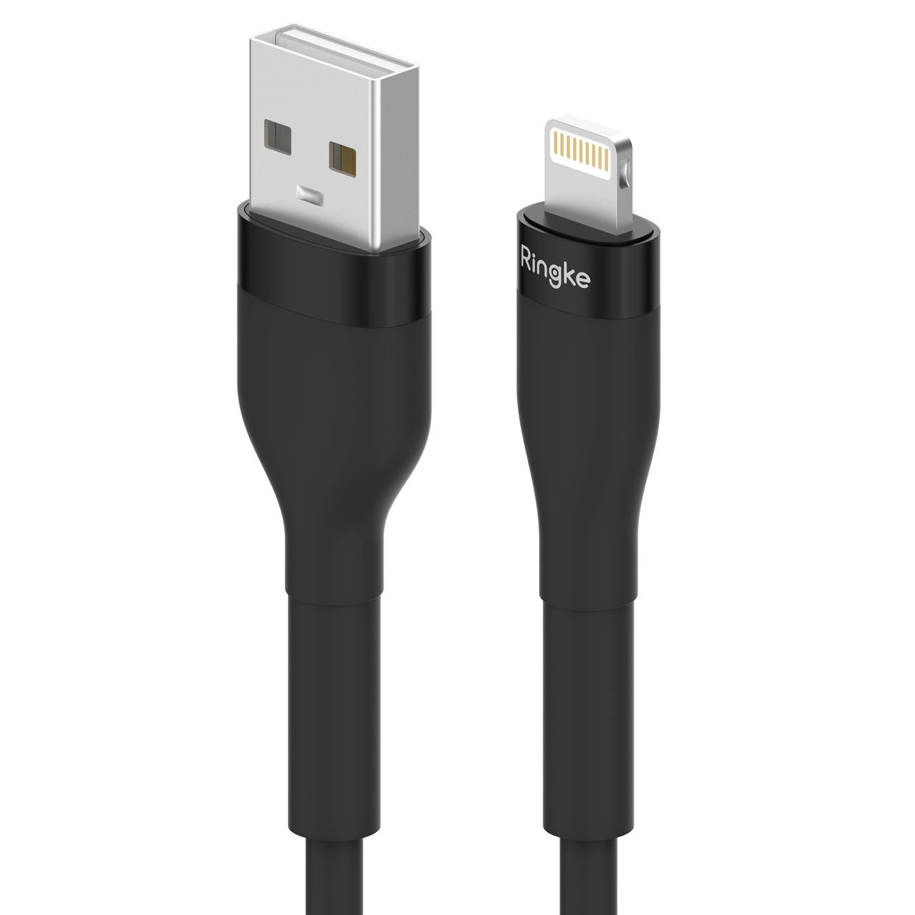 Un cavo USB-A e Lightning con custodia nera e logo Ringke su sfondo bianco.