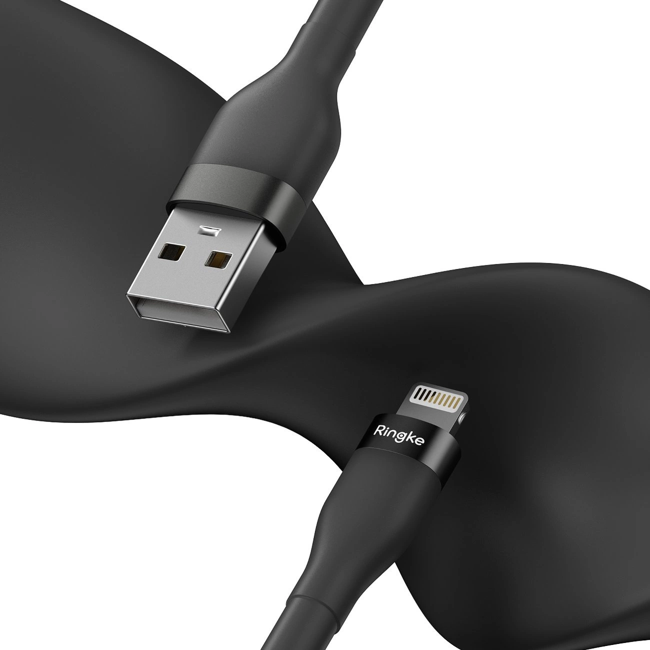 Un cavo di ricarica nero Ringke con connettori USB e Lightning su una superficie nera ondulata.