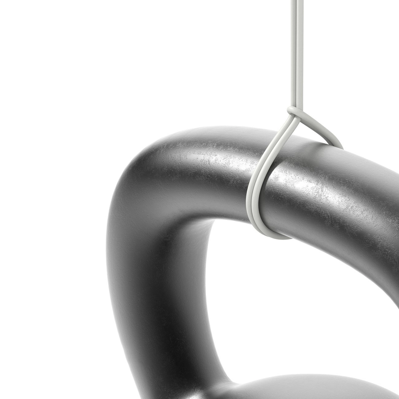 Primo piano del manico di un kettlebell scuro sospeso da un sottile cordino bianco su sfondo bianco.