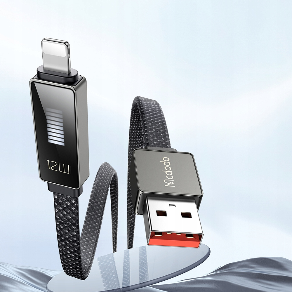 Un cavo di ricarica nero intrecciato con display digitale che mostra 12W e connettore Lightning.