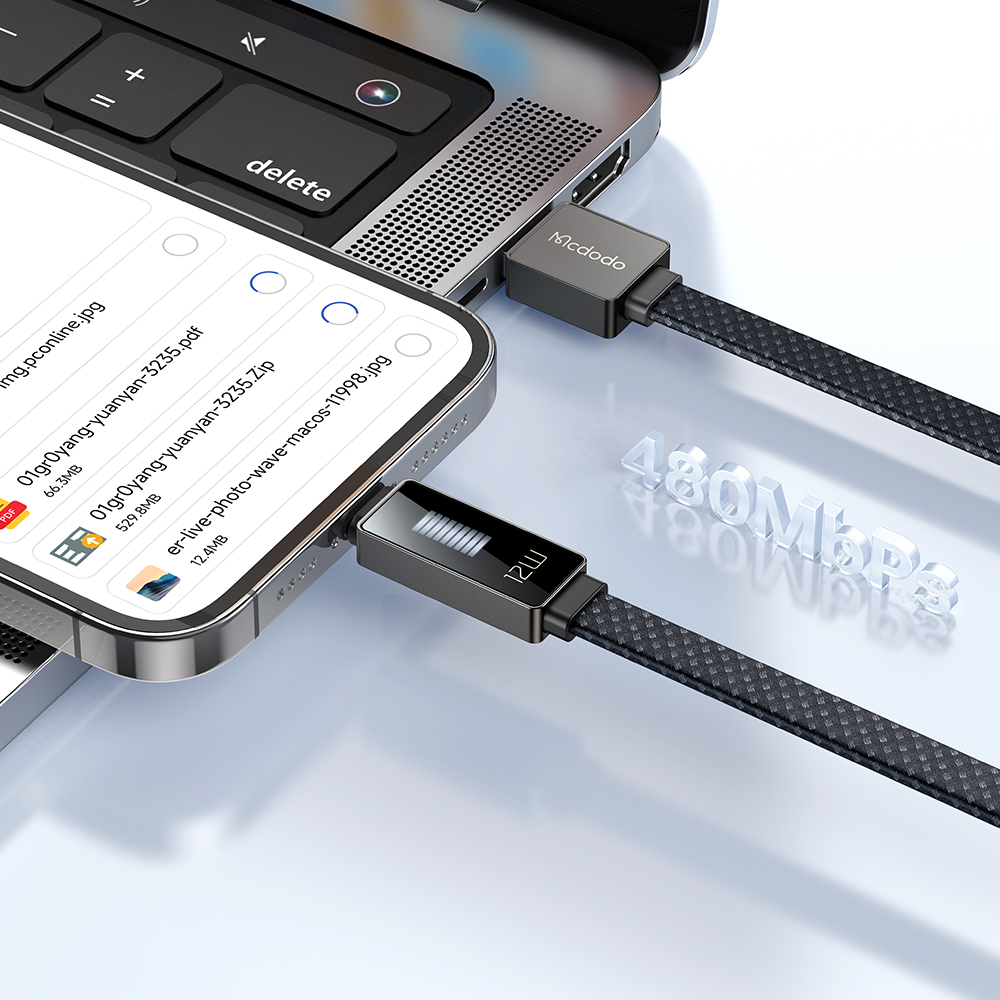 Un cavo intrecciato Mcdodo è collegato a uno smartphone collegato a un computer portatile su una superficie bianca.