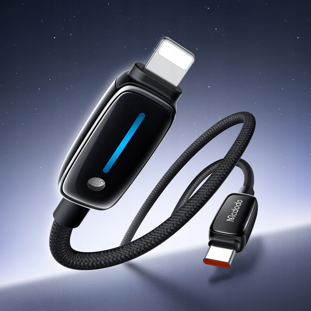 Un cavo di ricarica intrecciato nero con indicatore LED blu, connettori USB-C e Lightning su sfondo scuro.