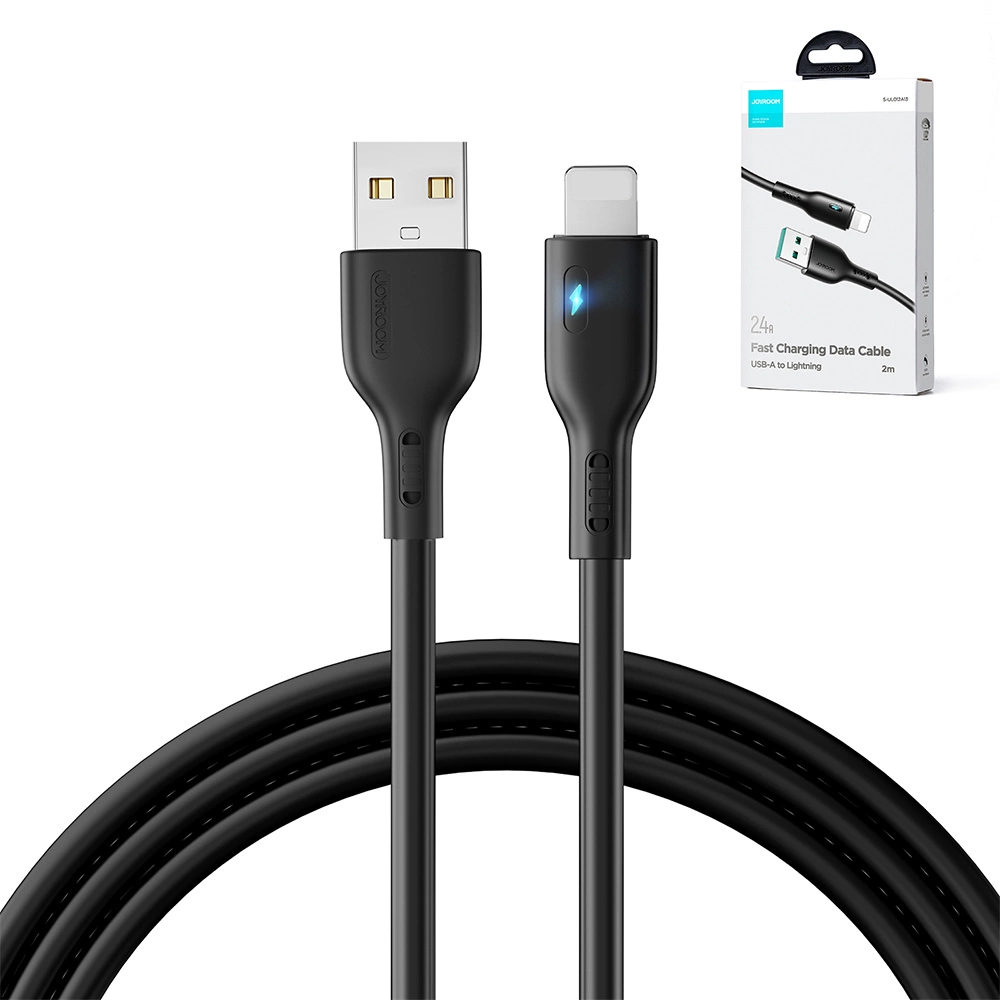 Un cavo nero da USB-A a Lightning con spia luminosa e la confezione di vendita sullo sfondo.