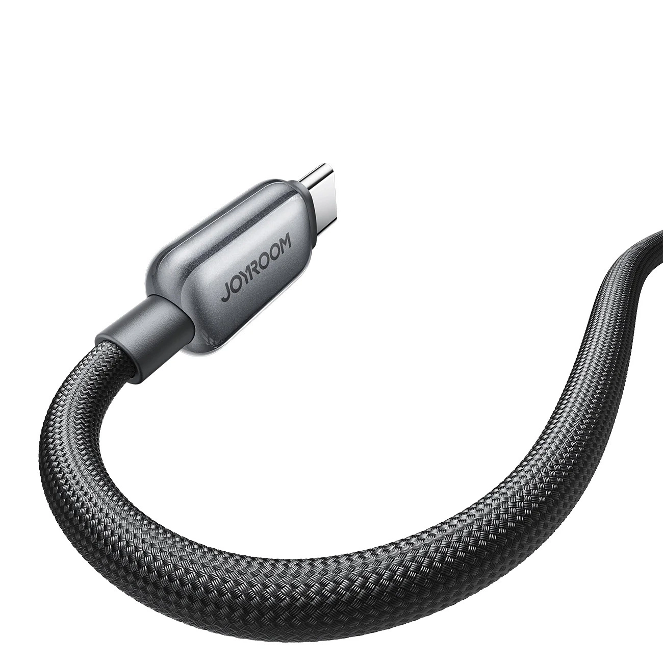 Un cavo USB-C grigio con guaina intrecciata e logo Joyroom su sfondo bianco.