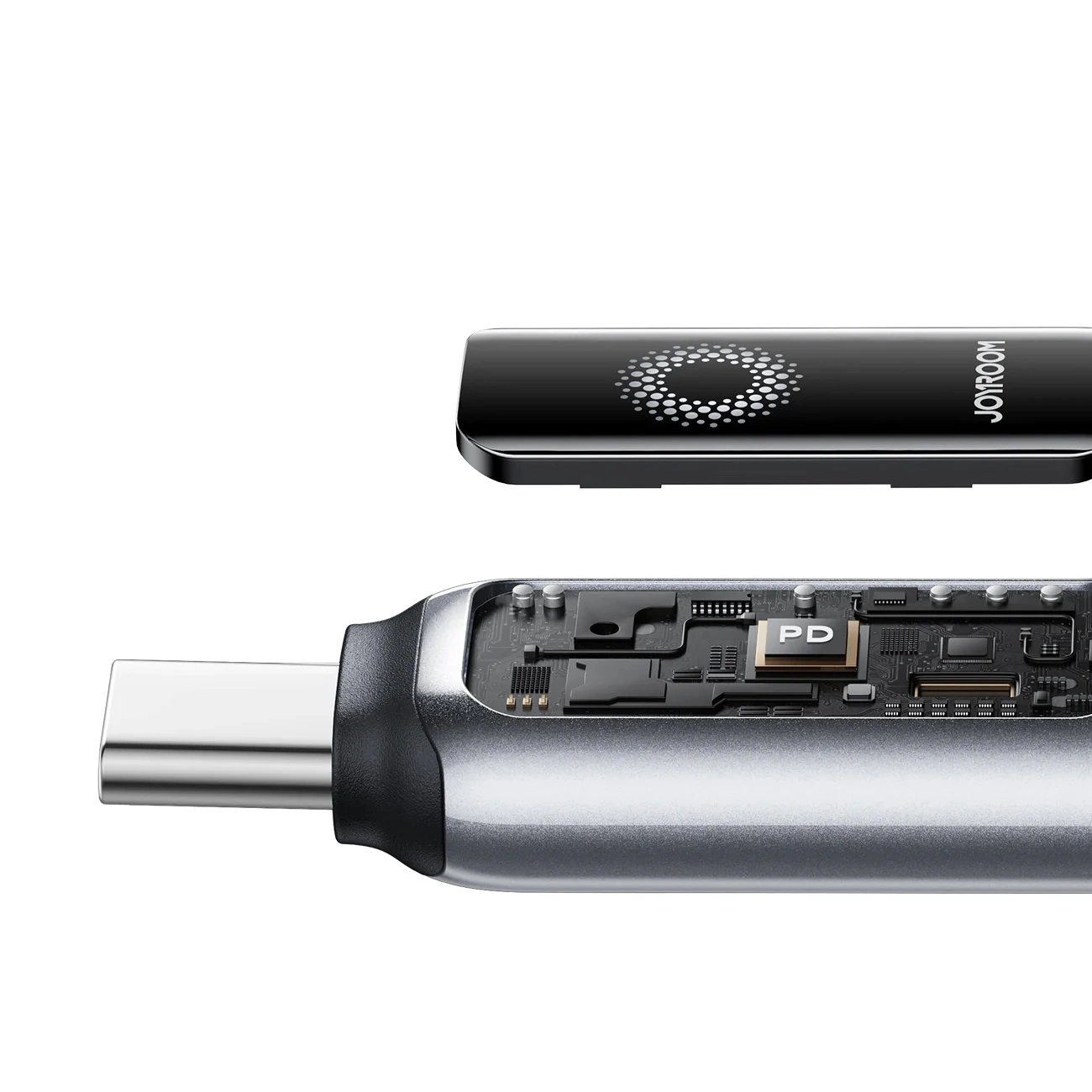 Sezione tecnica di un cavo USB-C argentato con microchip visibile e coperchio nero staccato fluttuante sopra.