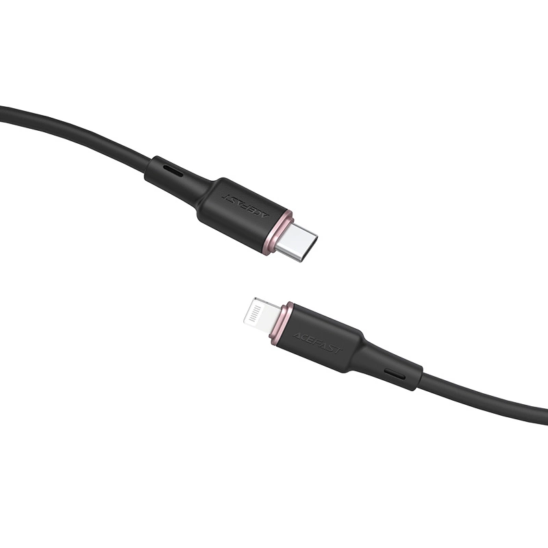 Un cavo di ricarica nero con connettori USB-C e Lightning su sfondo bianco.