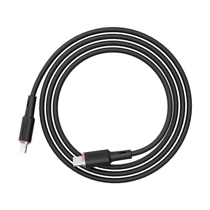 Un cavo nero arrotolato da USB-C a Lightning con connettori argentati su sfondo bianco.