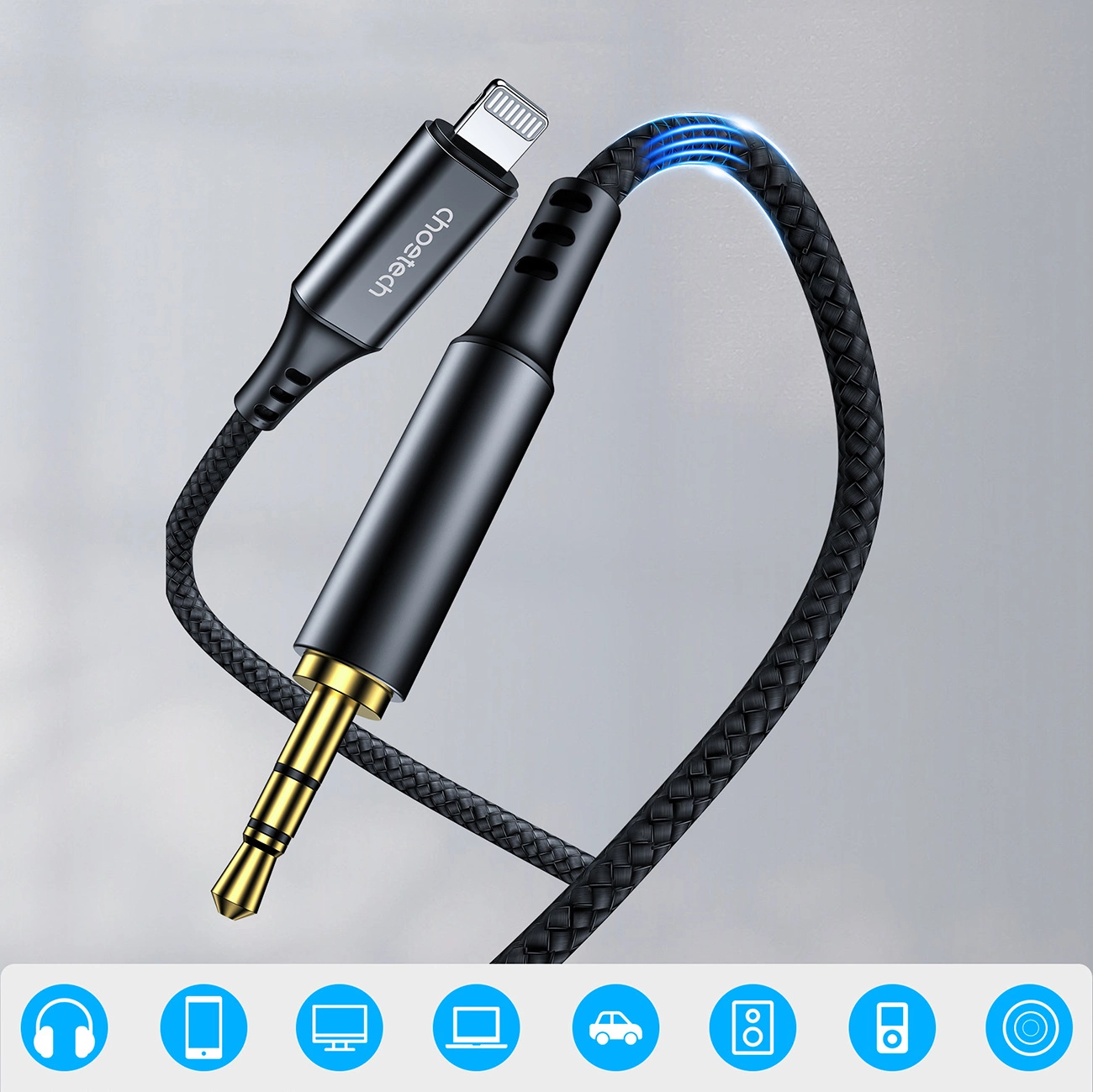 Un cavo audio intrecciato nero con connettore Lightning e jack da 3,5 mm su sfondo grigio.