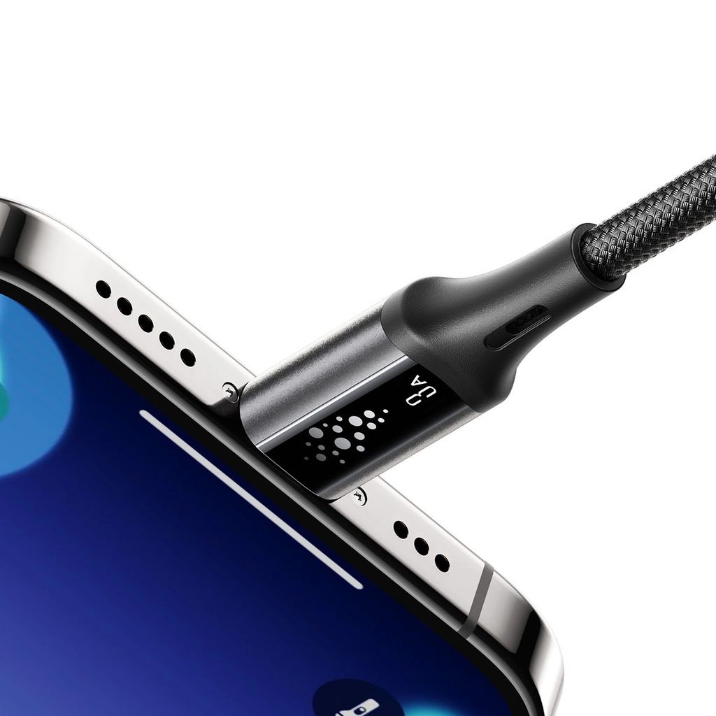 Un cavo USB-C intrecciato è collegato alla porta inferiore di uno smartphone.