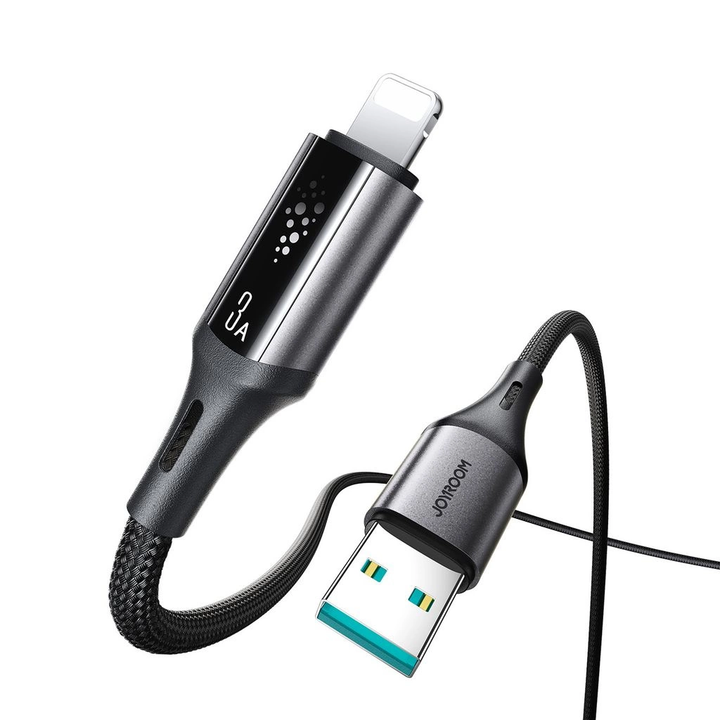 Un cavo intrecciato da USB-A a Lightning con alloggiamenti in metallo grigio e logo Joyroom su sfondo bianco.