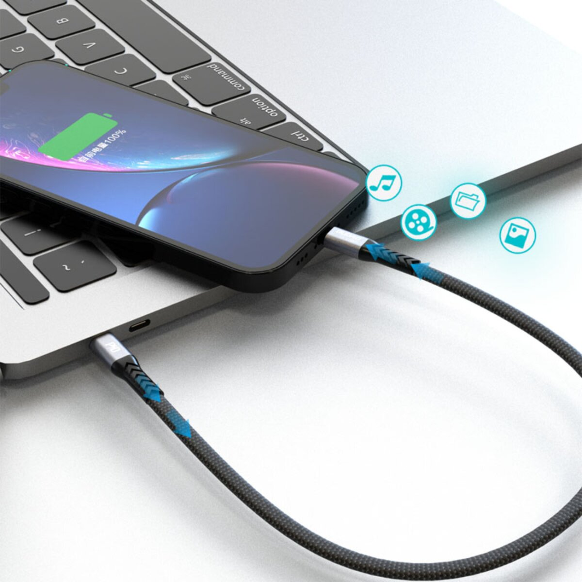 Uno smartphone collegato a un computer portatile tramite un cavo USB intrecciato.