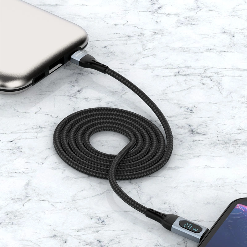 Un cavo di ricarica nero collega due smartphone su una superficie di marmo.