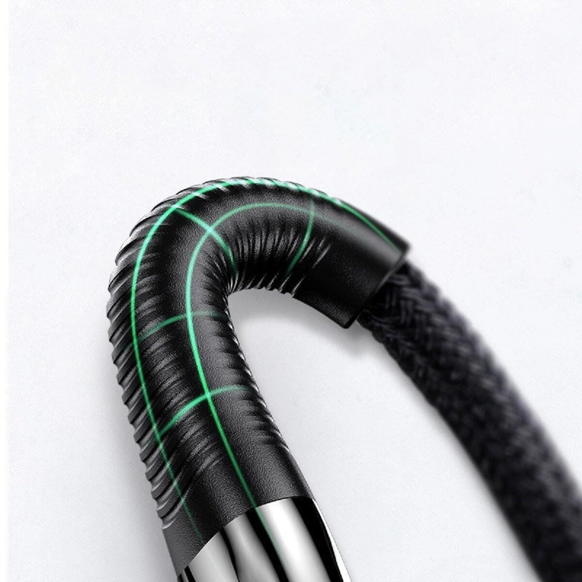 Un cavo nero flessibile con punta argentata e linee verdi su sfondo bianco.
