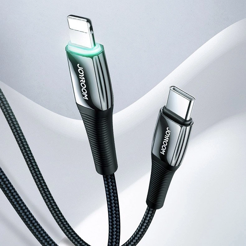 Due cavi di ricarica neri Joyroom con connettori metallici e luce verde su sfondo bianco.