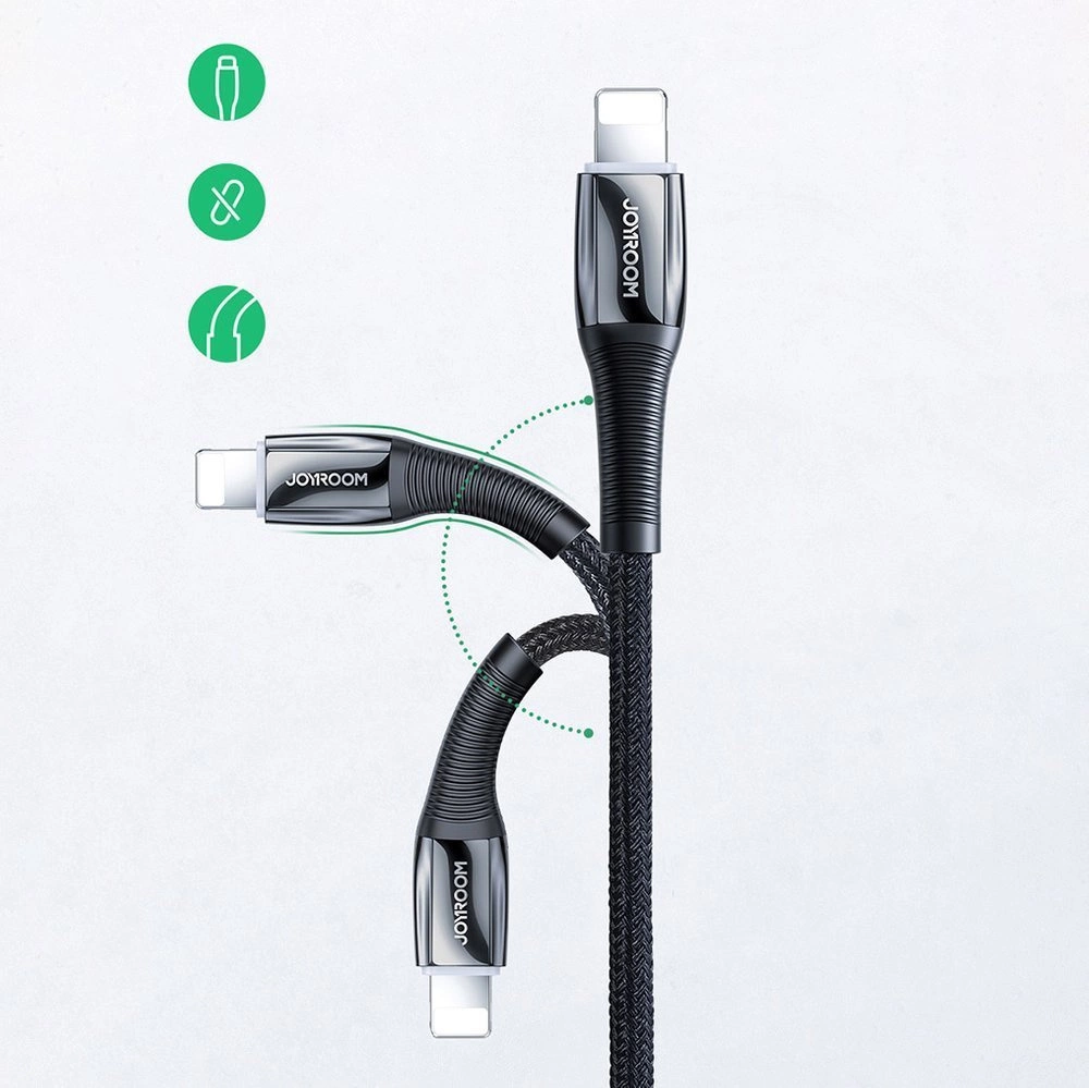 Un cavo USB intrecciato nero Joyroom che mostra la sua flessibilità in più direzioni su sfondo chiaro.