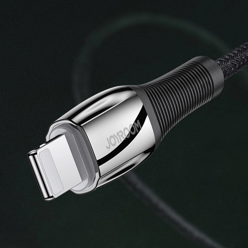 Un connettore Lightning Joyroom cromato lucido con cavo nero su sfondo scuro.