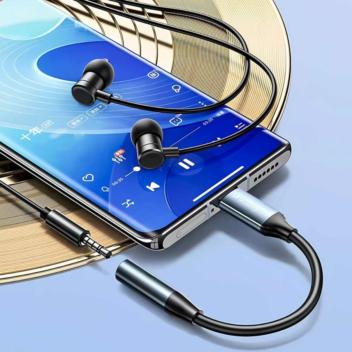Uno smartphone collegato a cuffie nere e un adattatore audio su sfondo dorato.