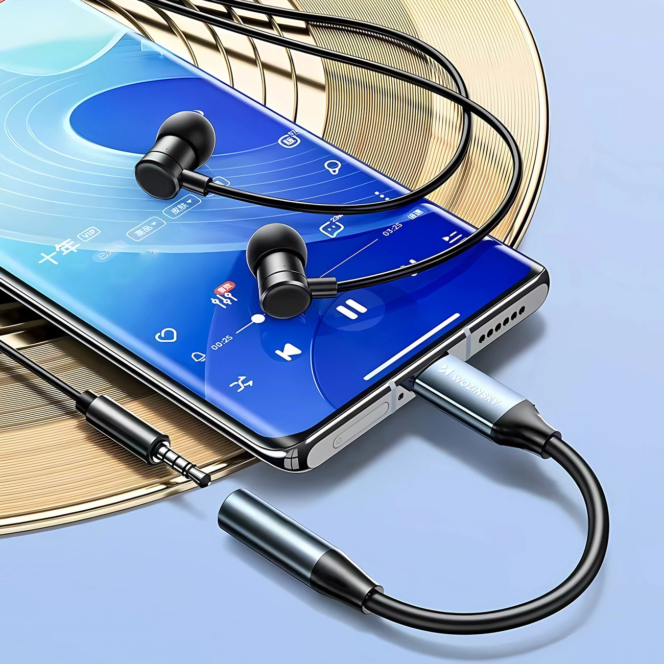 Auricolari neri e un adattatore audio collegati a uno smartphone.