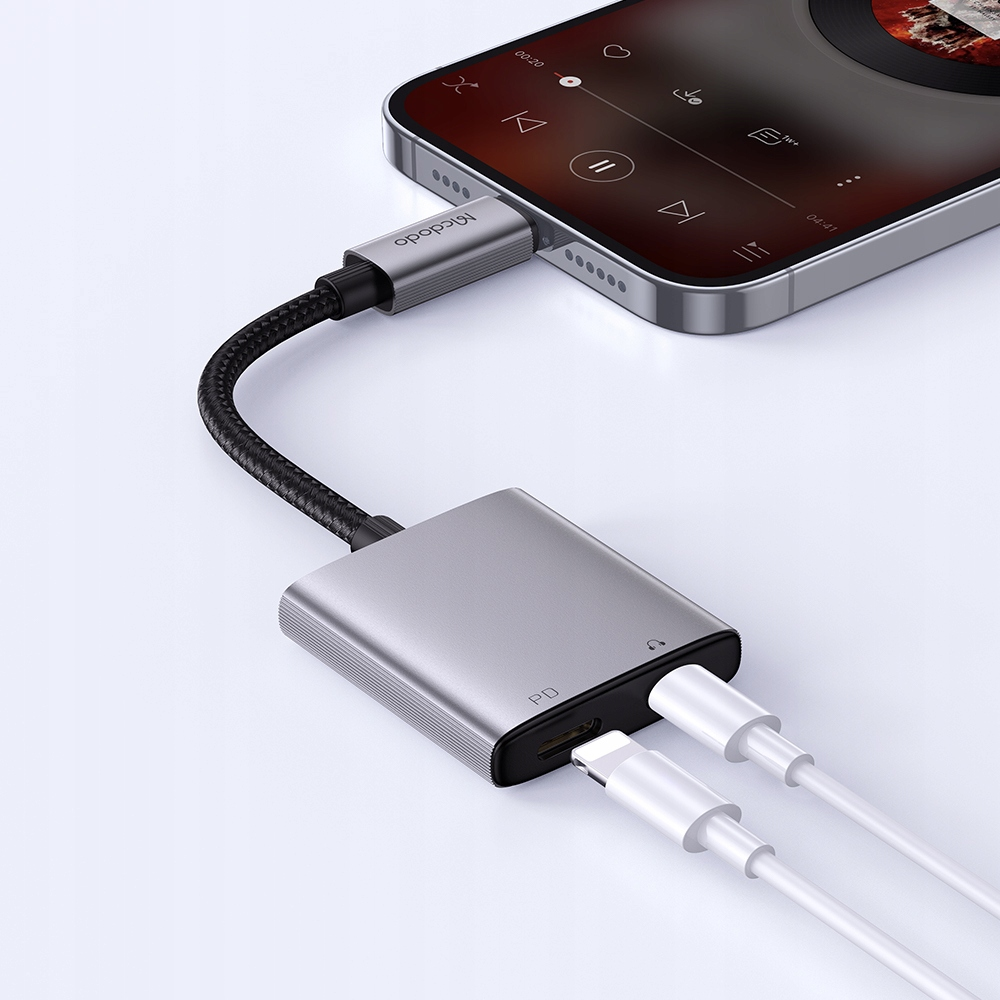 Un adattatore Mcdodo argento con due cavi bianchi è collegato a uno smartphone grigio.