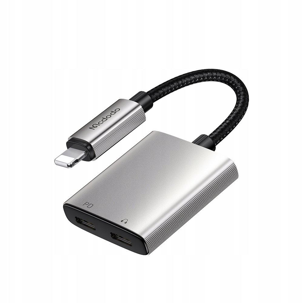 Un adattatore audio e di ricarica argentato Mcdodo con connettore Lightning e due porte su sfondo bianco.
