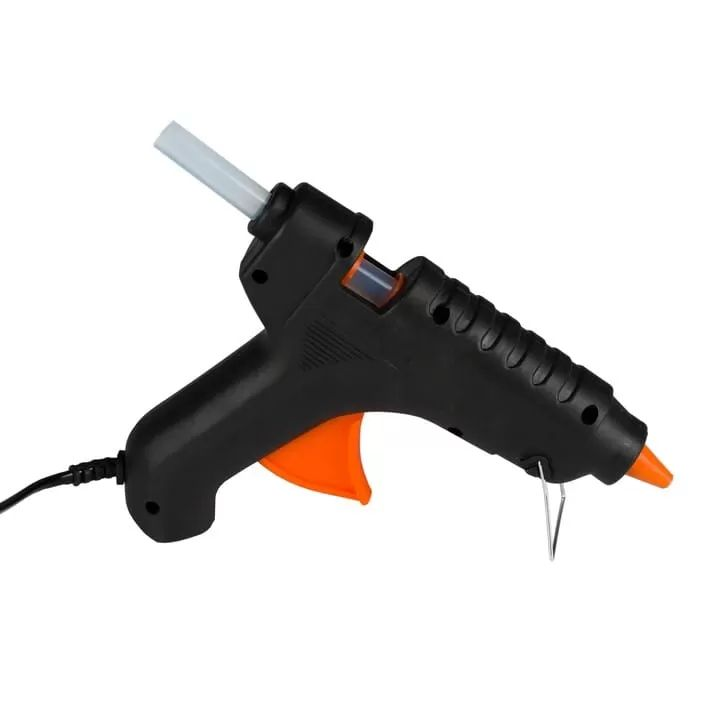 Schwarze Heißklebepistole mit orangefarbenem Abzug, einer Klebestange im Rücken und einer Drahtstütze.