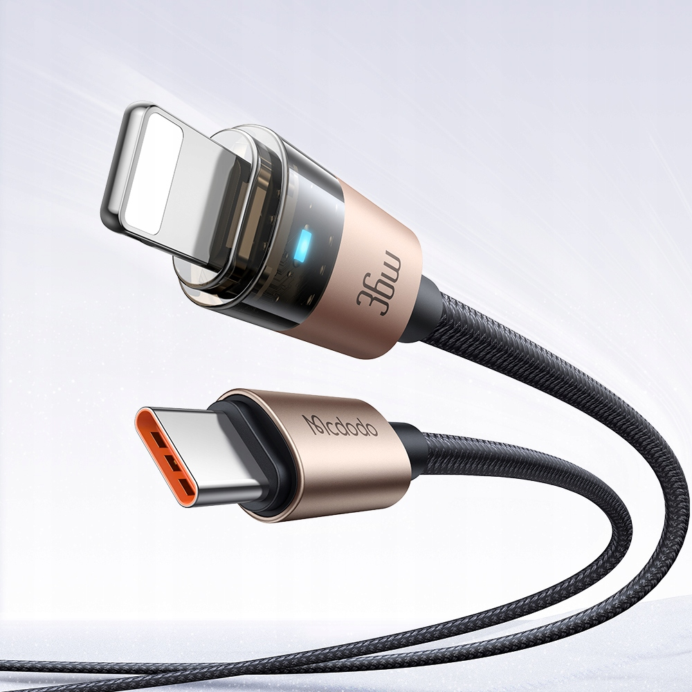 Un cavo di ricarica intrecciato con connettori USB-C e Lightning dorati su sfondo chiaro.