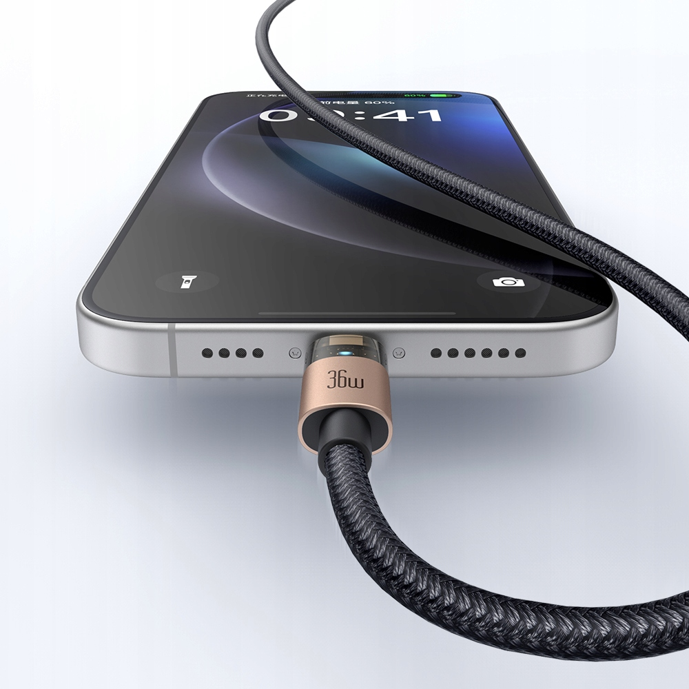 Uno smartphone in carica con un cavo intrecciato nero da 36W su sfondo bianco.