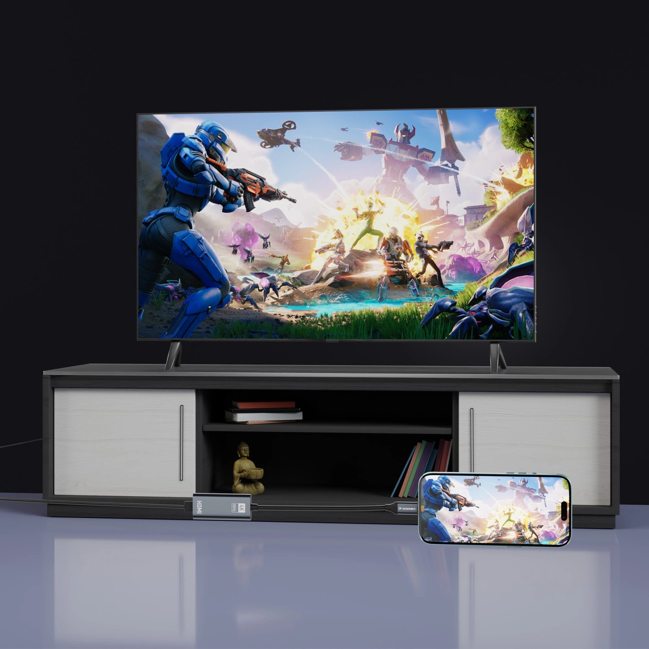Uno smartphone duplica un videogioco su una grande TV posizionata su un mobile moderno.