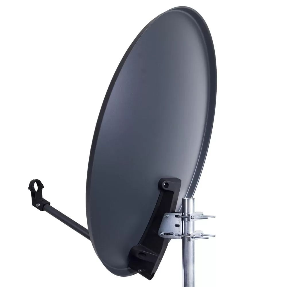 Szara antena satelitarna zamontowana na srebrnym słupie na białym tle.