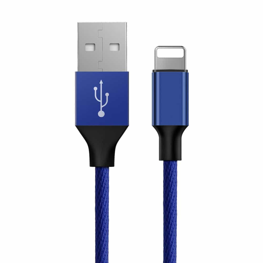 Un cavo USB intrecciato blu con un connettore USB-A a sinistra e un connettore Lightning a destra su sfondo bianco.