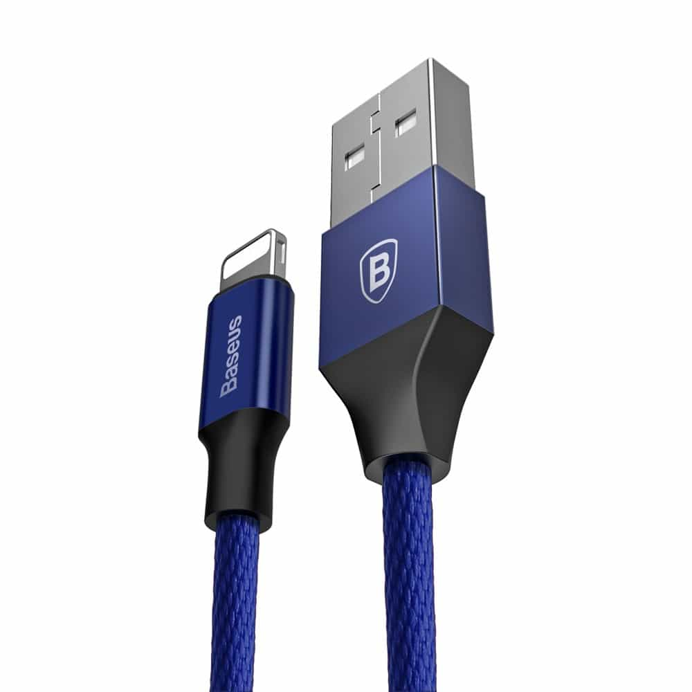 Un cavo di ricarica blu con un connettore USB-A e un Lightning su sfondo bianco.