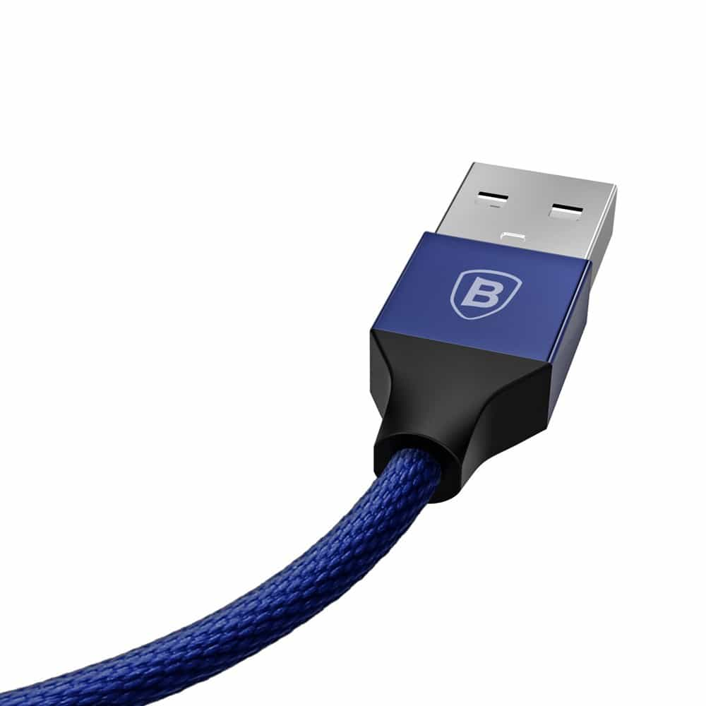 Un cavo USB intrecciato blu con connettore metallico e logo con la lettera B su sfondo bianco.