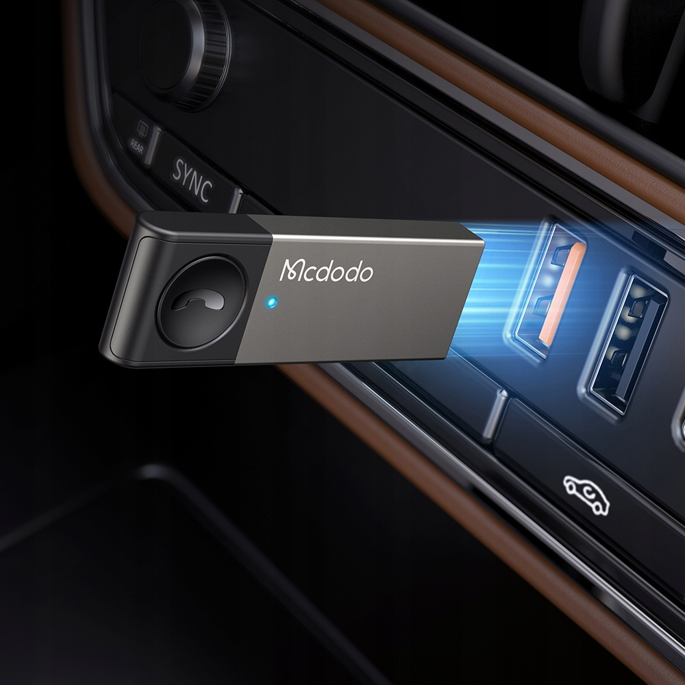 Un adattatore per auto Bluetooth Mcdodo è collegato alla porta USB dell'auto.