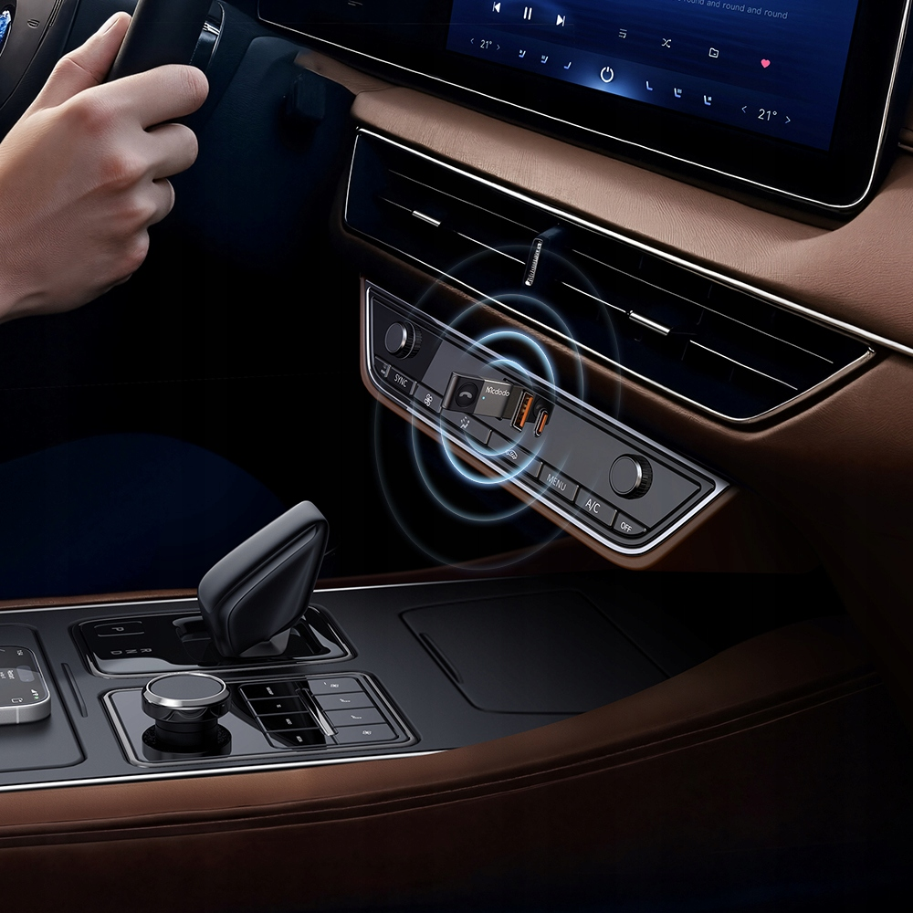 Un trasmettitore FM Bluetooth nella console centrale di un'auto con onde blu.