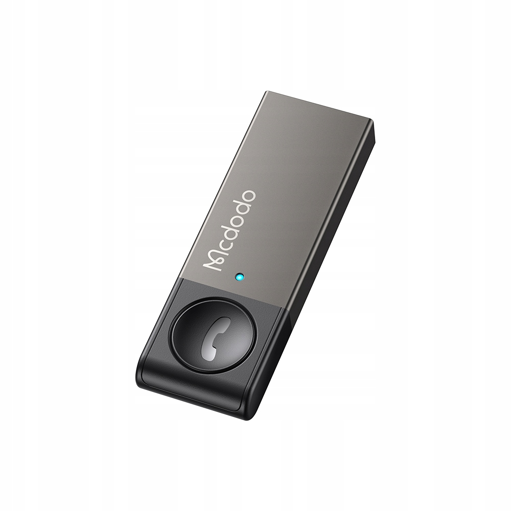 Un elegante adattatore Bluetooth Mcdodo grigio scuro con estremità nera, tasto telefono e spia di indicazione blu.