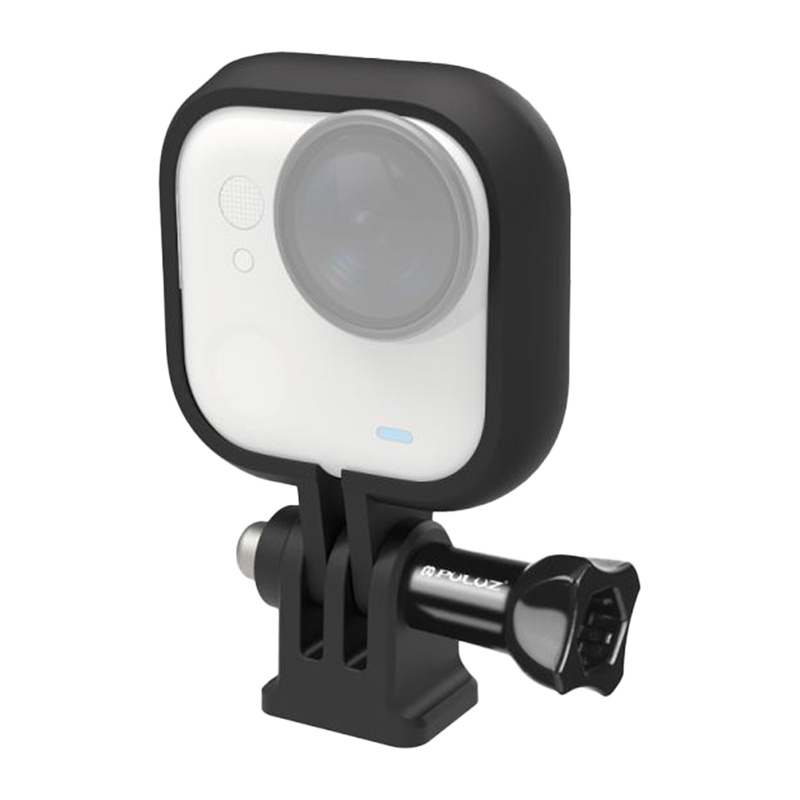 Una action cam nera in una custodia protettiva montata su un adattatore per treppiede nero su sfondo bianco.