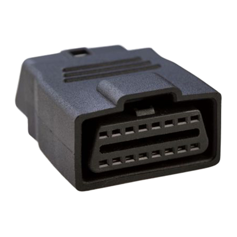 Un adattatore diagnostico OBD2 in plastica nera con 16 pin su sfondo bianco.