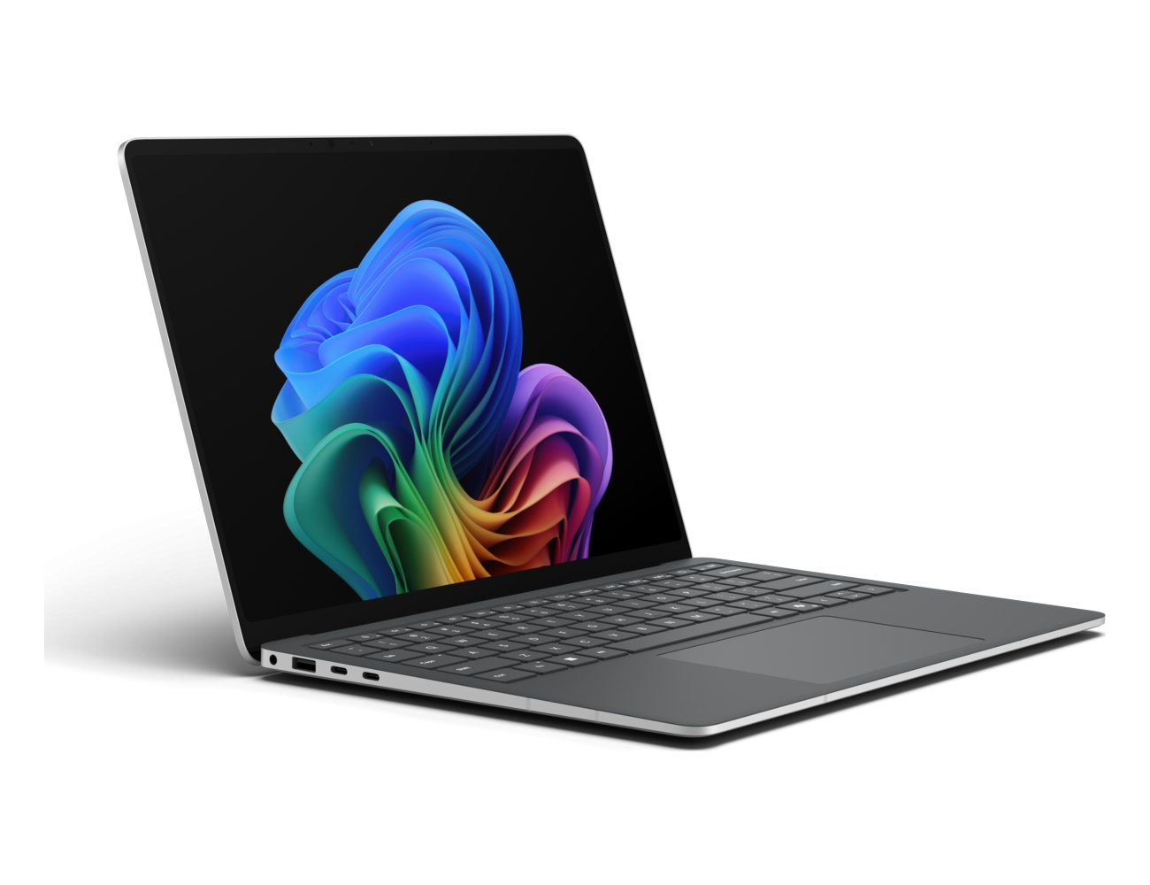 Un computer portatile argentato con uno sfondo astratto e colorato sullo schermo è posizionato su una superficie bianca.